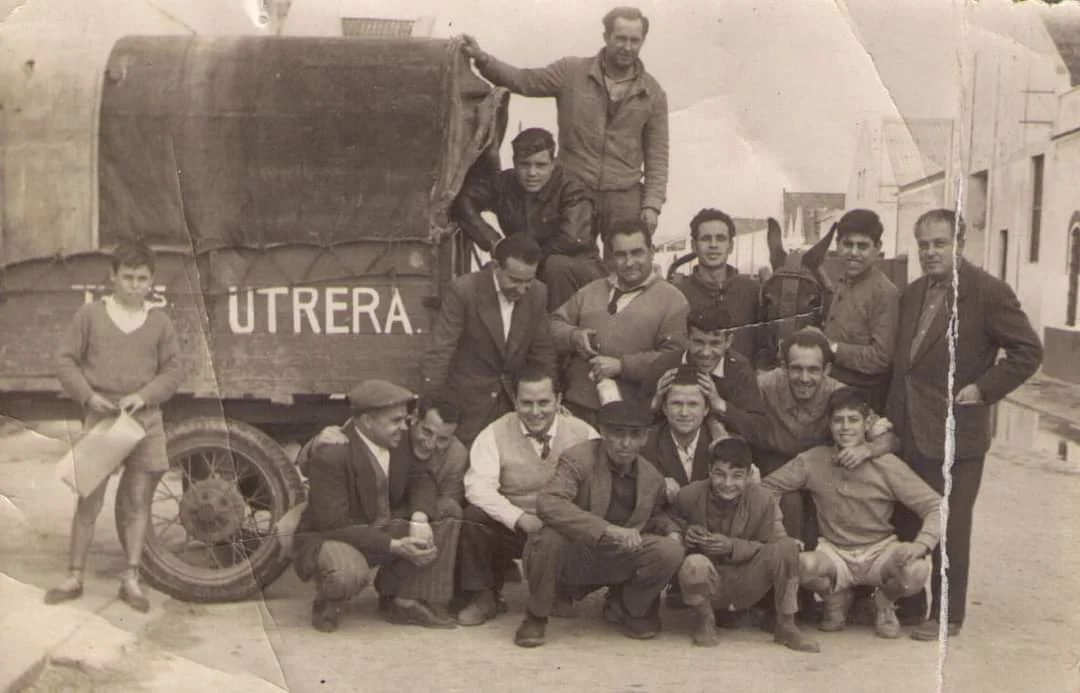 foto de los trabajadores de Transportes Utrera con el mulo Carmelito